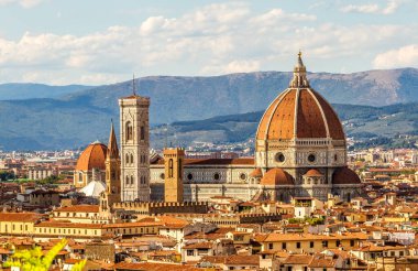 Floransa 'nın güzel Gotik katedrali arka planda dağlarla çevrili şehir binalarının üzerinde duruyor.
