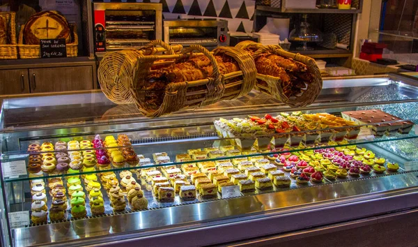 İtalya, Floransa 'daki bir dükkânda nefis görünümlü, renkli bir pastane.