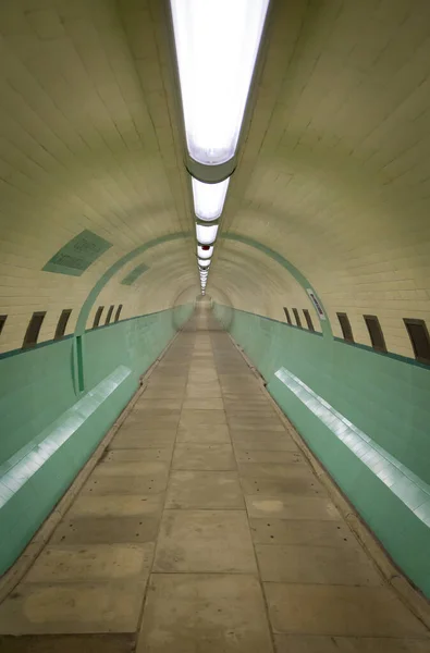 Süslü fayanslarla süslenmiş eski bir yaya tüneli.