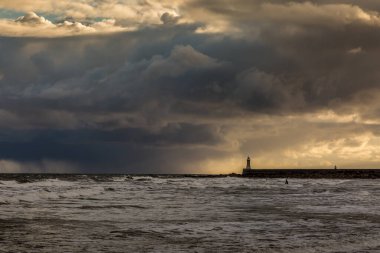 Kuzeydoğu İngiltere 'de Tyne Nehri' nin ağzında yağmur bulutları var.