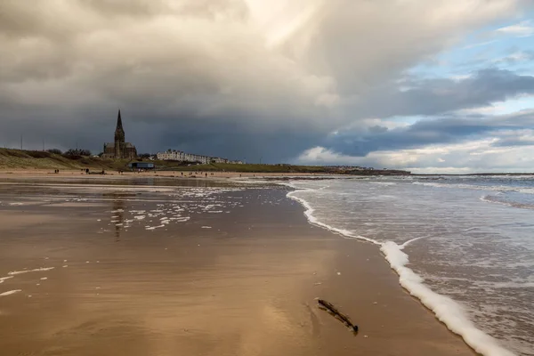 Ngiltere Nin Kuzeydoğusunda Bulutlu Yağmurlu Bir Günde Tynemouth Longsand Plajında — Stok fotoğraf