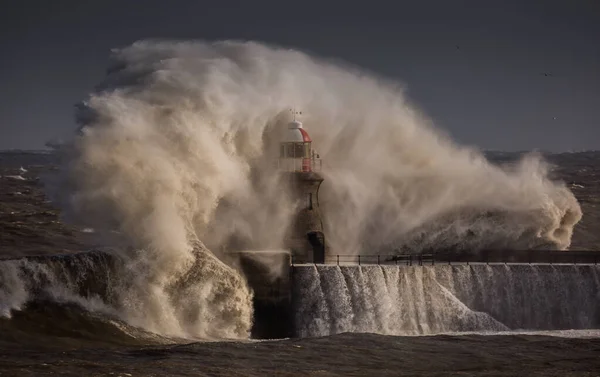 Las Olas Gigantes Golpean Faro Metros Altura Que Protege Muelle —  Fotos de Stock