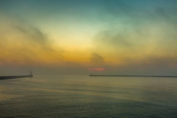 Entre Cais Foz Rio Tyne Nascer Sol Quando Nevoeiro Manhã — Fotografia de Stock