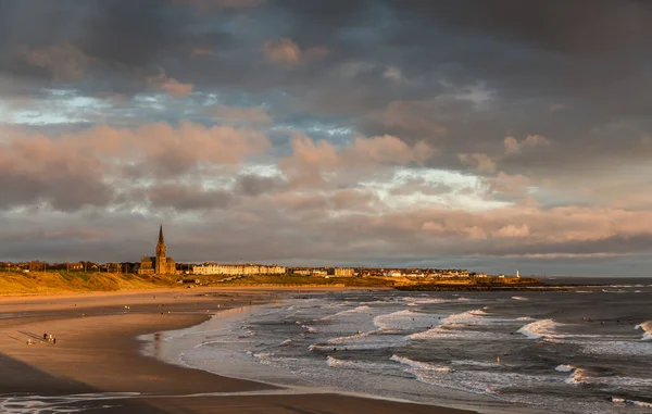 Tynemouth Longsands Strand Első Fénye Szörfösökkel Kutyasétáltatókkal Akik Élvezettel Kezdik — Stock Fotó