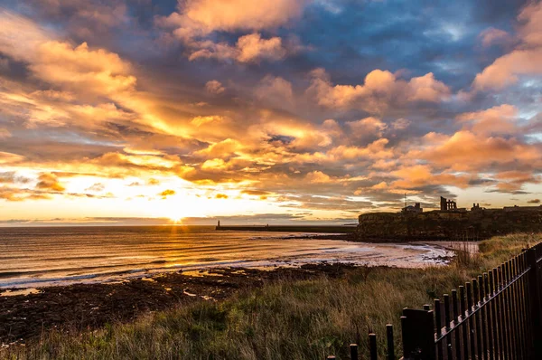 Tynemouth Kralı Edward Bay Güzel Bir Gün Doğumu Güneş Işığı — Stok fotoğraf