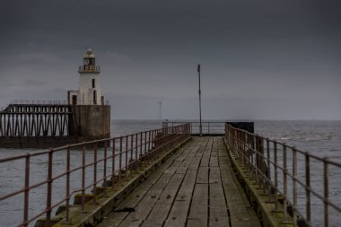 Sabahın erken saatlerinde Northumberland 'daki Blyth sahilinde, Kuzey Denizi' ne uzanan eski ahşap iskele...