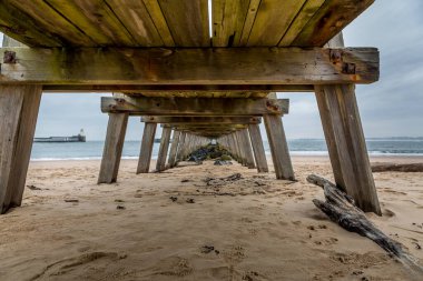 Sabahın erken saatlerinde Northumberland 'daki Blyth sahilinde, Kuzey Denizi' ne uzanan eski ahşap iskele...