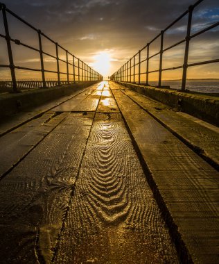 Kuzey Denizi 'ne uzanan eski ahşap iskeledeki ahşap ahşap ahşap bir kalasın yakın plan çekimi. Blyth sahilindeki görkemli bir sabah boyunca.