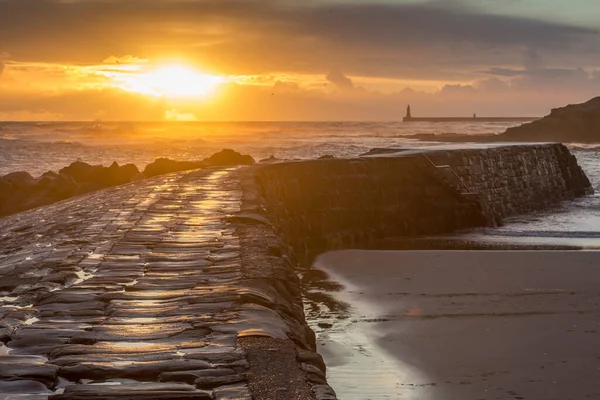 Napkelte Egy Hűvös Cullercoats Öbölben Anglia Északkeleti Részén Tynemouth Mólóval — Stock Fotó