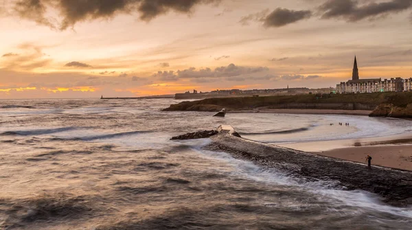 Wschód Słońca Chłodnej Zatoce Cullercoats Północno Wschodniej Anglii Molo Tynemouth — Zdjęcie stockowe