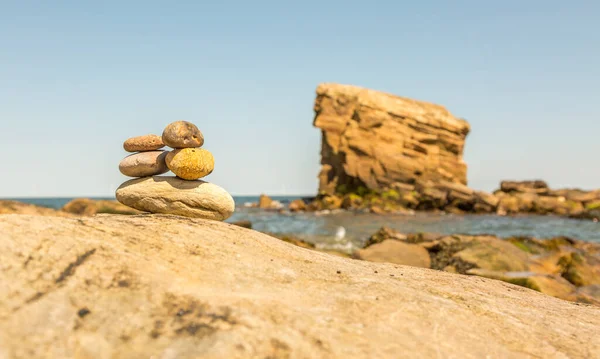 'Charley' nin Bahçesi 'Collywell Körfezi, Seaton Sluice, Northumberland' deki kumtaşından bir deniz yığınıdır. Hikayeye göre, adını deniz onu anakaraya bağlayan kayaları aşındırmadan önce en kişiden almış.