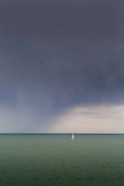 Beyaz Yelkenli Küçük Bir Yelkenli Denizde Yapayalnız Yağmur Bulutları Yaklaştıkça — Stok fotoğraf