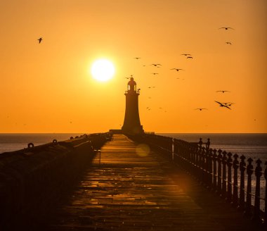 Tynemouth İskelesi ve Deniz feneri Güzel, canlı bir gündoğumuyla