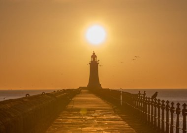 Tynemouth İskelesi ve Deniz feneri Güzel, canlı bir gündoğumuyla