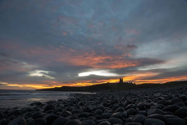 Mooiste Zonsopgang Bij Dunstanburgh Castle Met Beroemde Gladde Zwarte Rotsblokken — Stockfoto