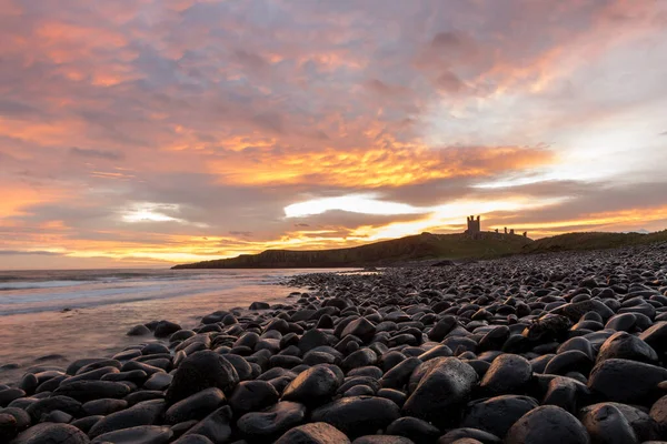 Legszebb Napkelte Dunstanburgh Kastélyban Híres Csúszós Fekete Sziklákkal Northumberlandben Ahogy — Stock Fotó