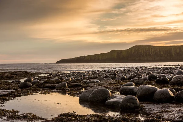Dunstanburgh Şatosu Nun Güzel Gündoğumu Northumberland Daki Meşhur Kaygan Kayalarla — Stok fotoğraf