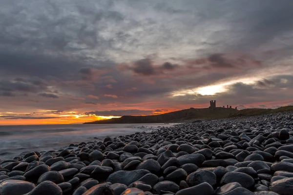 Mooiste Zonsopgang Bij Dunstanburgh Castle Met Beroemde Gladde Zwarte Rotsblokken — Stockfoto