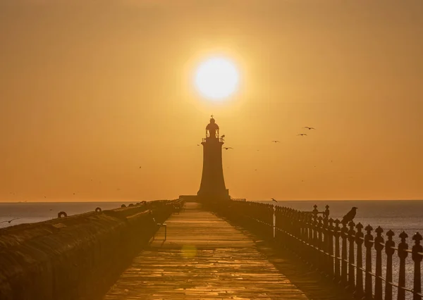 Tynemouth Skelesi Deniz Feneri Güzel Canlı Bir Gündoğumuyla — Stok fotoğraf