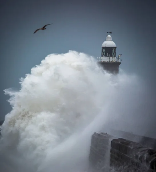 Las Olas Gigantes Golpean Faro Muelle Norte Protegiendo Boca Del —  Fotos de Stock