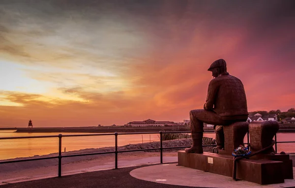 Gün doğumunda Tyne Nehri 'nde. Balıkçıların anısına.