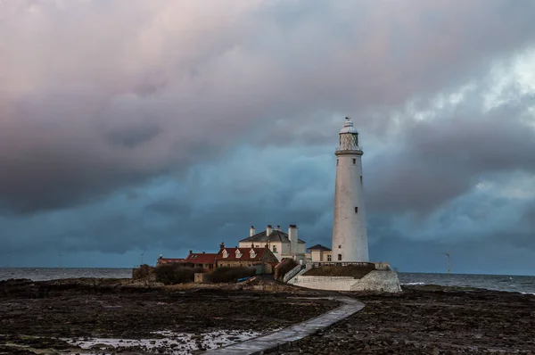 Big Clouds Pendono Sopra Mary Lighthouse Whitley Bay Con Bassa — Foto Stock