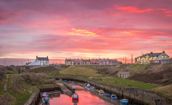 Płomień Zacumowanymi Łodziami Rybackimi Seaton Sluice Northumberland Wschodzie Słońca Ognistym — Zdjęcie stockowe