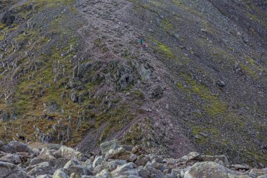 İngiltere 'nin en yüksek zirvesi olan Scafell Pike, Cumbria, İngiltere' nin Cumbria Gölü 'nün zirvelerine bakıyor..