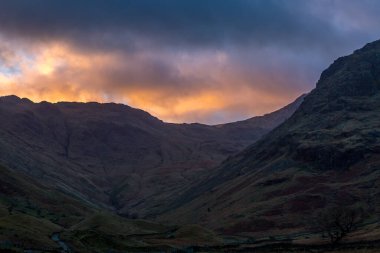 İngiltere 'nin en yüksek zirvesi olan Scafell Pike, Cumbria, İngiltere' nin Cumbria Gölü 'nün zirvelerine bakıyor..
