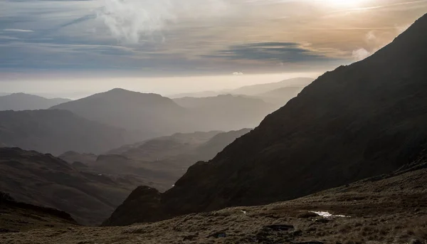 İngiltere 'nin en yüksek zirvesi olan Scafell Pike, Cumbria, İngiltere' nin Cumbria Gölü 'nün zirvelerine bakıyor..