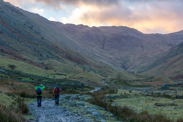 İngiltere 'nin en yüksek zirvesi olan Scafell Pike, Cumbria, İngiltere' nin Cumbria Gölü 'nün zirvelerine bakıyor..