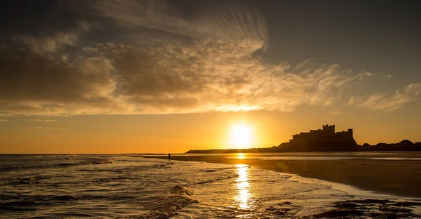 Güneş Doğarken Ikonik Bamburgh Şatosu Yakındaki Kumsal Issız — Stok fotoğraf