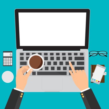 Kahve fincanı ile işadamı el ve işyerinde bilgisayar dizüstü bilgisayar ile çalışmak.