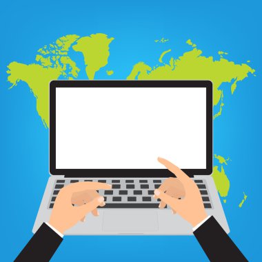 Laptop klavye dünya harita arka plan üzerinde ellerde. 