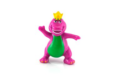 Barney mor dinozor figürü oyuncak ve beyaz köpek.