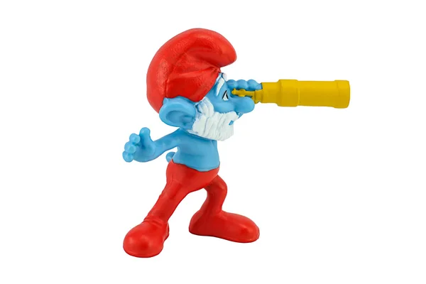 Papa Smurfen houden een monoculaire speelgoed personage uit Smurfen film. — Stockfoto