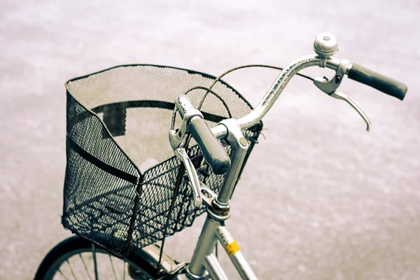 在 rainig 天复古风格的自行车. — 图库照片