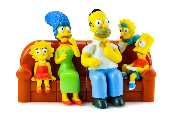 Rodzina Simpsonów na kanapie i zobacz chara zabawka rysunek straszny film — Zdjęcie stockowe