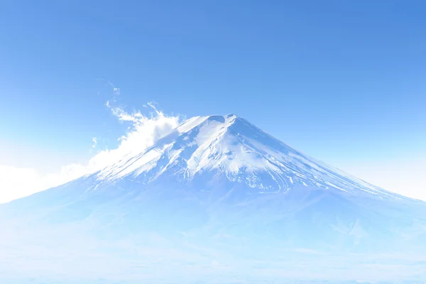 Fuji montagna bianca un cielo blu chiaro al mattino della stagione primaverile — Foto Stock