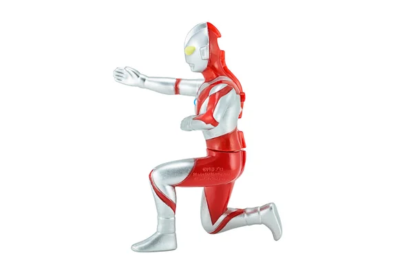 Ultraman jest na kolanach, ale w klasycznym bitwy stwarzać zabawka znak. — Zdjęcie stockowe