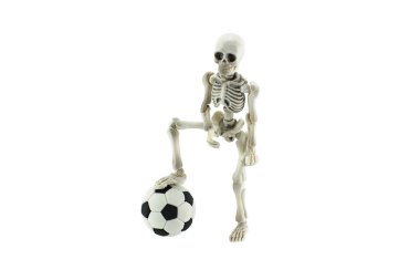 Beyaz arka plan f izole iskelet ayakta ve futbol topu