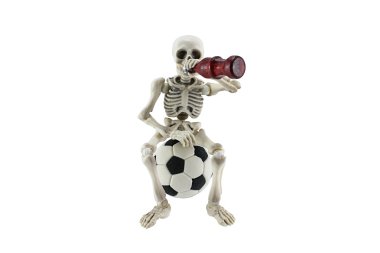 Futbol topu futbol beyaz borç üzerinde izole iskelet stres