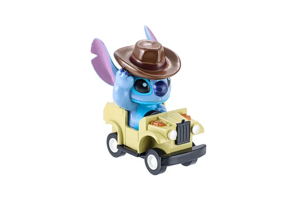 Stitch plástico brinquedo charector passeio um jipe carro desgaste um cowboy chapéu . — Fotografia de Stock