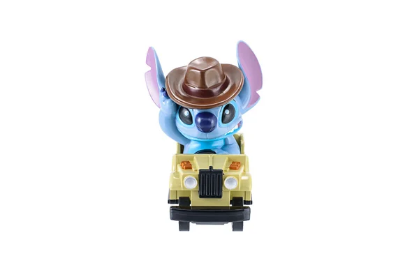 Stitch juguete plástico charector montar un coche jeep llevar un sombrero de vaquero . — Foto de Stock