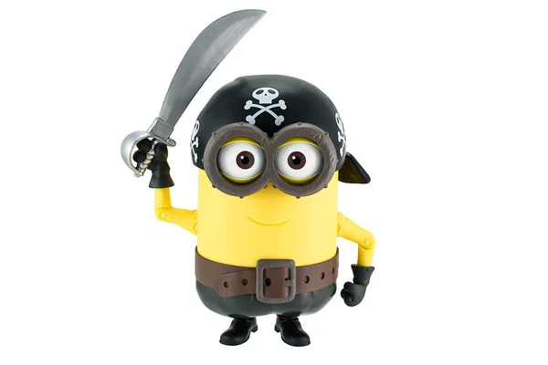 Minion pirata com espada e chapéu com crânio e ossos cruzados . — Fotografia de Stock