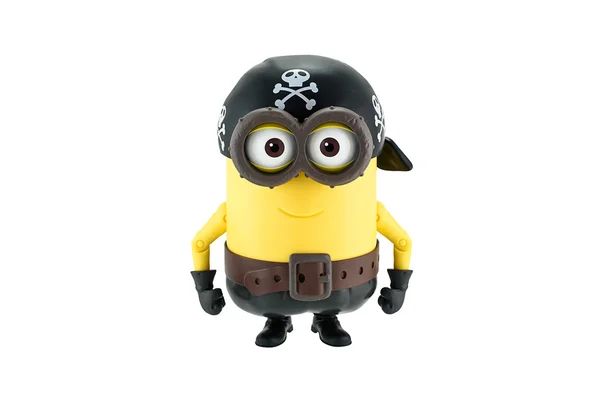 Пиратский миньон в шляпе с черепом и игрушкой из крестообразных костей . — стоковое фото