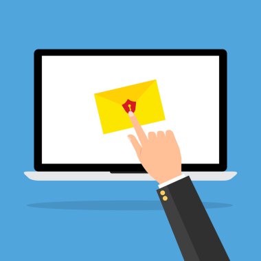 Bilgisayar laptop ile kırmızı kalkan e-posta ve insan eli ile anahtar deliği.