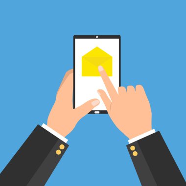 Smartphone tablet ile e-posta ve insan basın için açık mavi arka plan üzerinde eller.