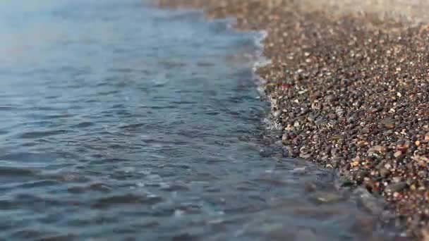 petites vagues qui claquent sur le rivage 
