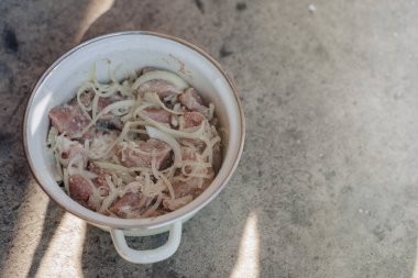 marine edilmiş et. Şişlere et bağlamak. Ateşte pişirmek. Kızarmış et ve yemek.